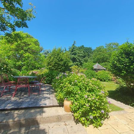 Grande maison en pierre, calme, jardin arboré. Roz-Landrieux Extérieur photo