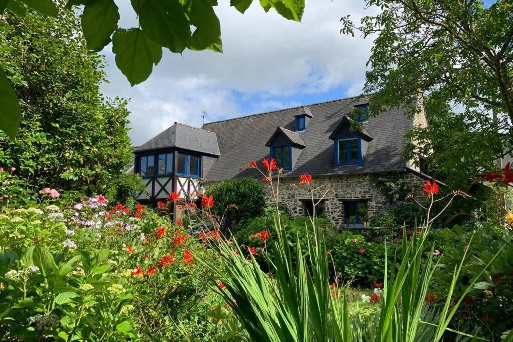Grande maison en pierre, calme, jardin arboré. Roz-Landrieux Extérieur photo