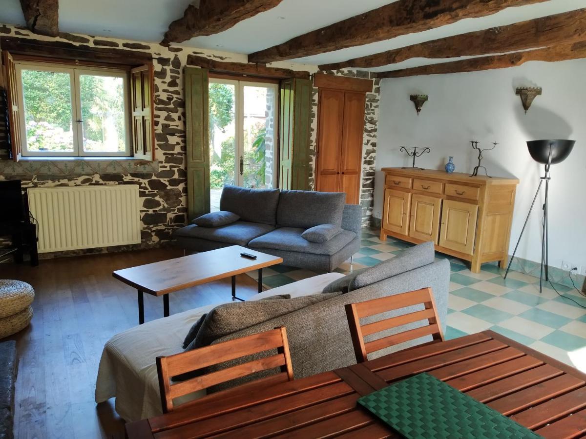 Grande maison en pierre, calme, jardin arboré. Roz-Landrieux Extérieur photo