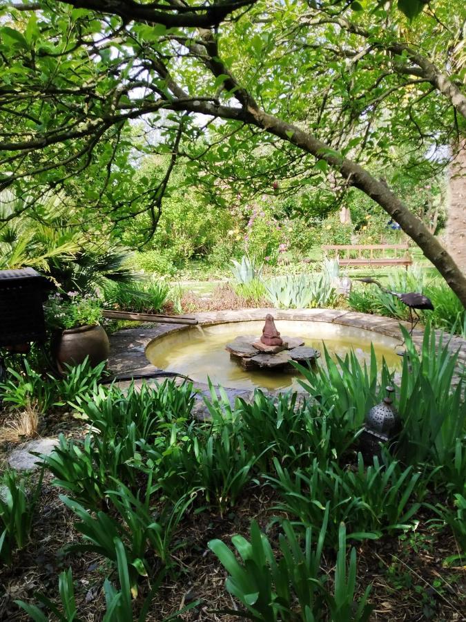 Grande maison en pierre, calme, jardin arboré. Roz-Landrieux Extérieur photo