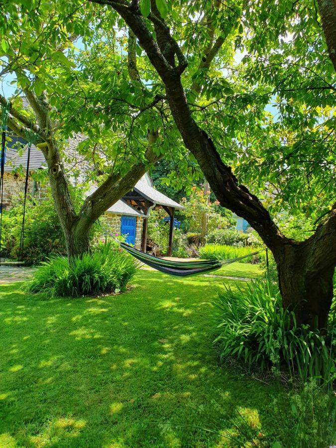 Grande maison en pierre, calme, jardin arboré. Roz-Landrieux Extérieur photo