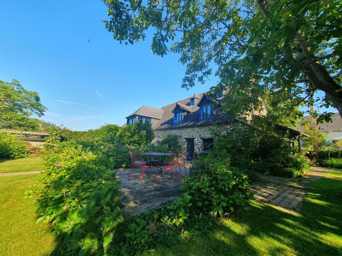 Grande maison en pierre, calme, jardin arboré. Roz-Landrieux Extérieur photo