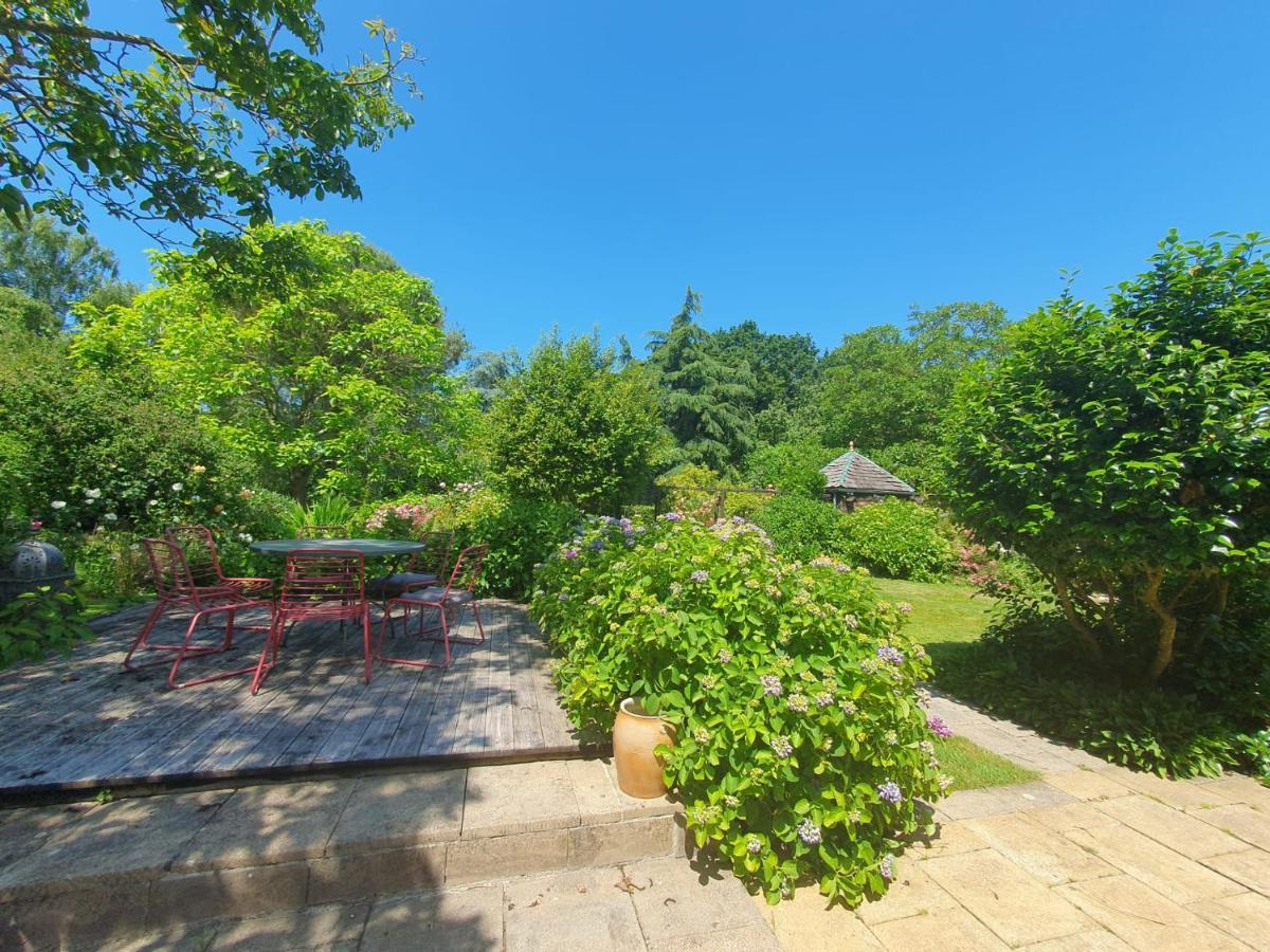 Grande maison en pierre, calme, jardin arboré. Roz-Landrieux Extérieur photo