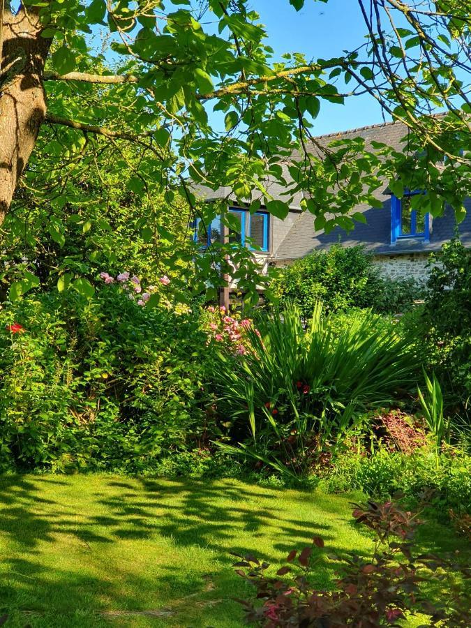 Grande maison en pierre, calme, jardin arboré. Roz-Landrieux Extérieur photo