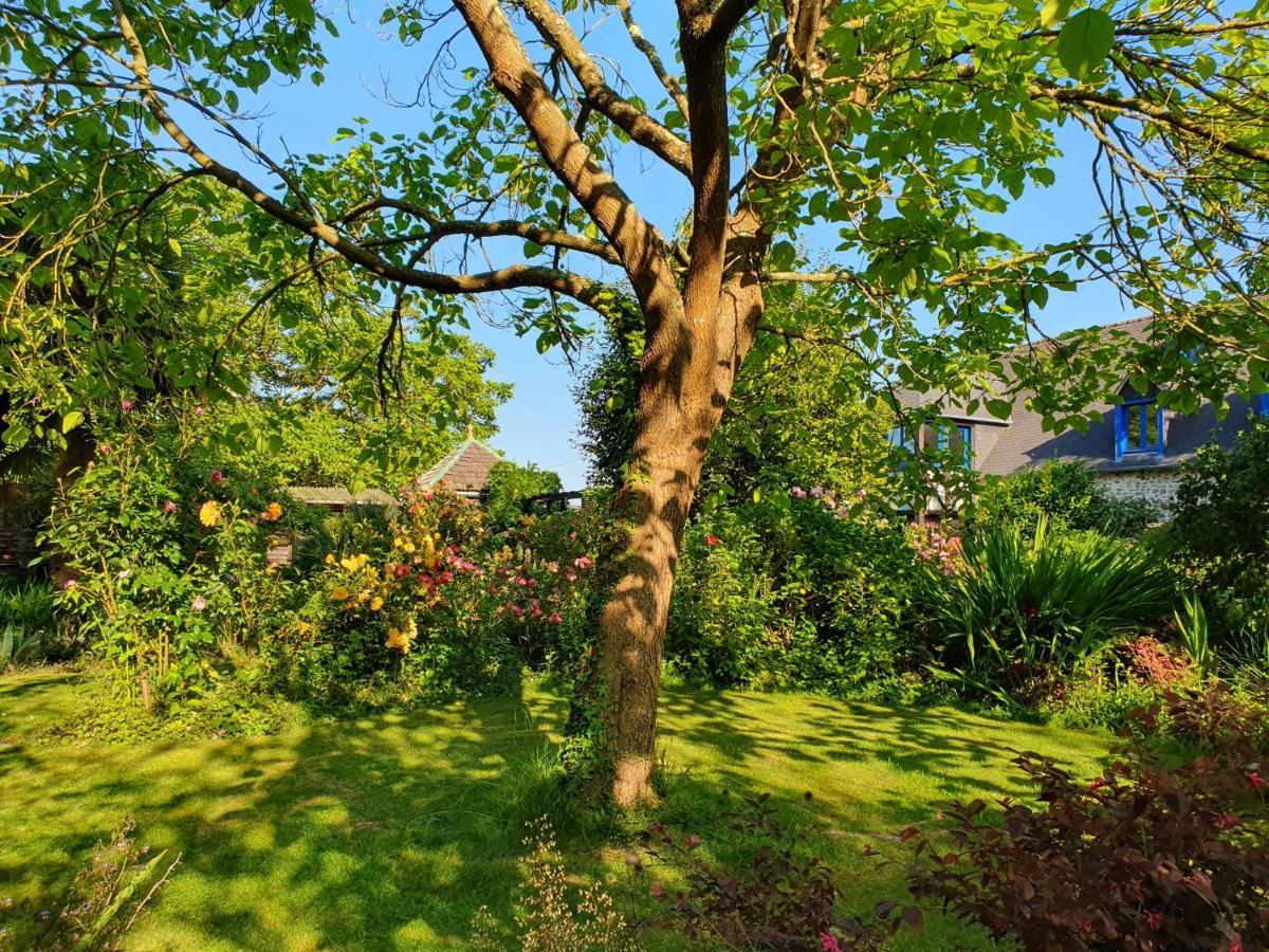 Grande maison en pierre, calme, jardin arboré. Roz-Landrieux Extérieur photo