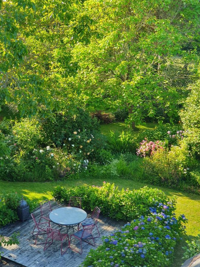 Grande maison en pierre, calme, jardin arboré. Roz-Landrieux Extérieur photo