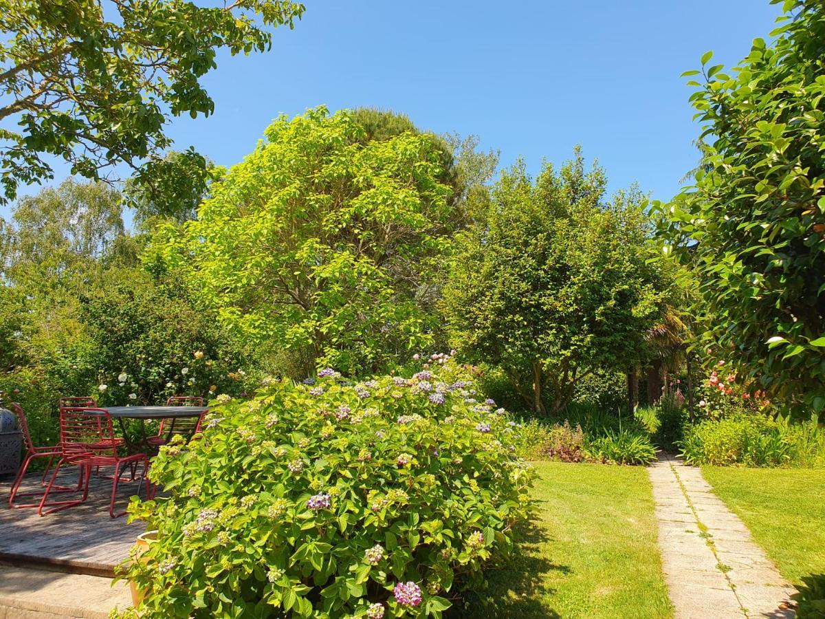 Grande maison en pierre, calme, jardin arboré. Roz-Landrieux Extérieur photo