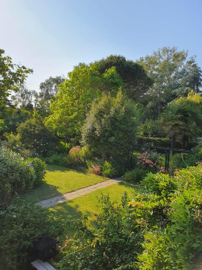 Grande maison en pierre, calme, jardin arboré. Roz-Landrieux Extérieur photo